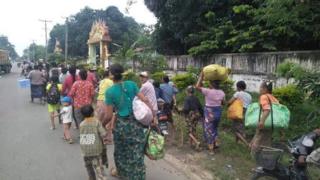 ရွာတွေထဲ အရှိန်နဲ့ရေတွေစီးလာလို့ ဘေးလွတ်ရာတိမ်းရှောင်နေတဲ့ဒေသခံတွေ