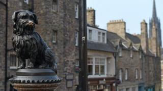 Edinburgh'da bir köpek heykeli