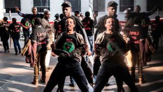 I Johannesburg, abagize umuryango witwa "Black First Land First" baharanira ko abirabura babona ubutaka bigaragambirije imbere ya banki yitwa Absa Bank mu mujyi rwagati.