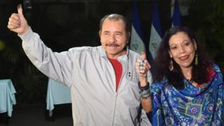 El presidente y candidato a la presidencia, Daniel Ortega, junto con su compañera de fórmula y esposa, Rosario Murillo, mostrando la tinta en sus dedos pulgares que muestra que acaban de votar.