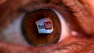 Aworan kan to n ṣe afihan ami idanimọ YouTube ninu ẹyinju eeyan kan