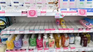 Пустая полка для дезинфицирующих средств для рук в магазине Superdrug в Лондоне