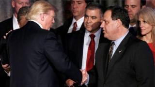 Chris Christie (bên phải) và Donald Trump