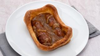 "Жаба в дыре", залитая мясной подливкой