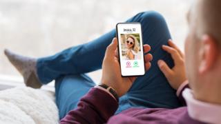 Hombre en app de citas