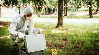 Investigación forense de la escena de un crimen