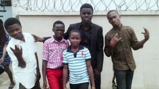 Wasu daga irin yaran da James Okina (mai bakar kwat a tsakiya) ya taimaka