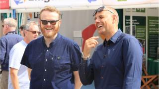 Mae fel 'Who's Who' yma... Huw Stephens a Jason Mohammad yn rhannu jôc ar y Maes