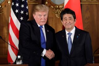 Президент США Дональд Дж. Трамп (слева) обменивается рукопожатием с премьер-министром Японии Синдзо Абэ (справа) во время пресс-конференции во Дворце Акасака в Токио, Япония, 6 ноября 2017 года