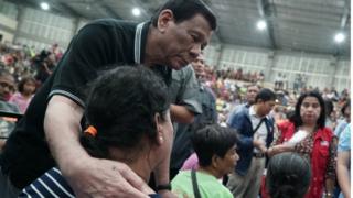 Duterte conforta desabrigados de delizamentos que mataram milhares nas Filipinas