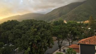 Imagem mostra rua arborizada em Caracas, na Venezuela