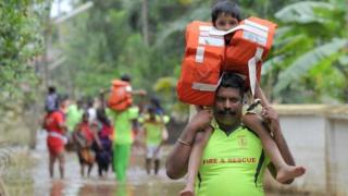 చిన్నారిని భుజాలపై ఎత్తుకున్న వ్యక్తి