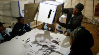 Un fonctionnaire électoral vide une urne lors du dépouillement après la fermeture des bureaux de vote dans le township d'Alexandra à Johannesburg, en Afrique du Sud, le 8 mai.