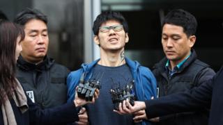 PC방 아르바이트생을 살해한 혐의로 구속된 피의자 김성수(29)가 21일 오전 서울 양천경찰서에서 서울남부지방검찰청으로 송치되고 있다