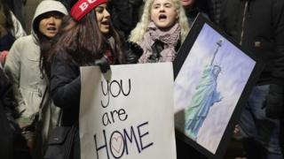 Протестующие против указа Трампа об изменениях в миграционной политике