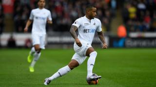 Le joueur Luciano Narsingh de Swansea en action