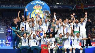 لاعبو ريال مدريد يرفعون الكأس