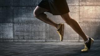 Una persona corriendo