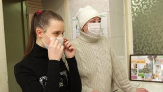 люди в масках від грипу