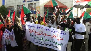حشود كبيرة من السودانيين يشاركون في الاحتجاجات