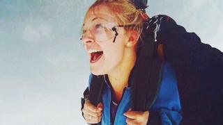 Emma Carey pulando de paraquedas