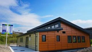 Ystafell ddosbarth ar gampws newydd prifysgol Abertawe sydd yn cynyrchu mwy o ynni na mae'n defnyddio