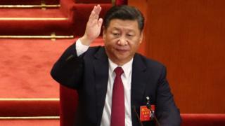 Pirezidaantiin Chaayinaa fi barreessaan olaanaa paartii Kooministii Shi Jinping yaalii walii galaa paartii koministii Chaayinaa galma guddaa ummataa 19ffaa irratti filannoof yeroo harka ol kaasan, Beejing, Chaayinaa, Onkololeessa 24, 2017.