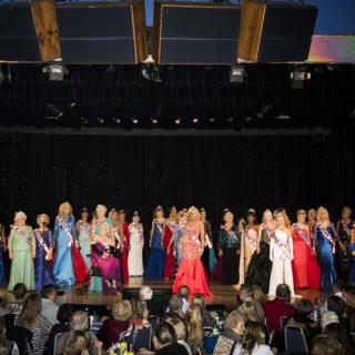 Krystyna 2016 Ms Senior America güzellik yarışmasında diğer finalistlerle birlikte.