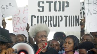 Ọjọgbọn Wọle Soyinka atawọn eeyan to n se iwọde