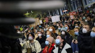 Yüz maskeleri giyen bir siyah Lives Matter protesto kalabalık