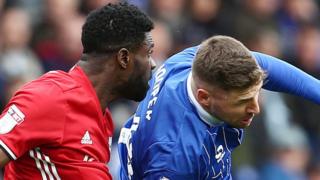 Bruno Ecuele Manga a Gary Hooper