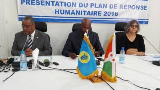 Garry Conille (i bubamfu), umutunganyabikorwa wa ONU, Jean de Dieu Ndikumana (hagati) yaserukiye leta y'u Burundi na Salima, umwe mu bateguye icegeranyo