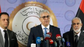 Libya Ulusal Mutabakat Hükümeti İçişleri Bakanı Fethi Başağa (ortada)