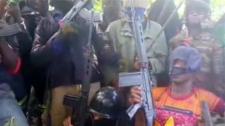 Une photo montrant des combattants des "Reds Dragons", l'un des sept groupes armés des régions anglophones du Cameroun.