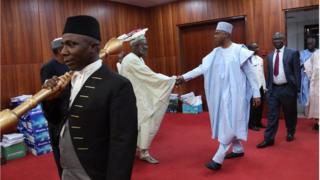 Aarẹ ile aṣofin agba n wọ ile aṣofin