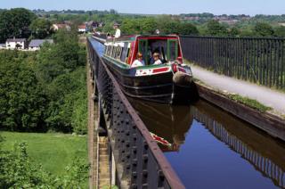 Galler'de Telford'un Pontcysyllte viyadüğünü kesen kanalı taşıyan köprü