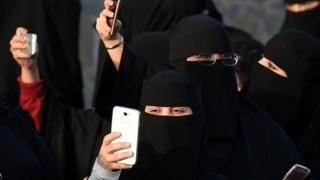 Mujeres con burka y celulares en Arabia Saudita