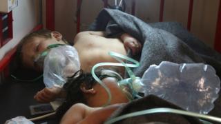 Des enfants syriens soignés dans un hôpital après l’attaque présumée au gaz sarin sur Khan Sheikhun, dans la province d'Idlib, le 4 avril 2017.