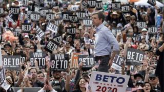 Beto ORourke fala durante sua campanha presidencial no centro de El Paso, Texas