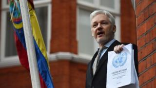 Abantu barindiriye kubona niba Bwana Assange ava mu nyubakwa z'ubuserukizi bwa Equateur i Londres