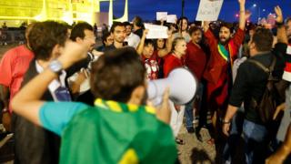 Manifestantes pedem sa[ida de Temer, defronte do Pal[acio do Alvorada
