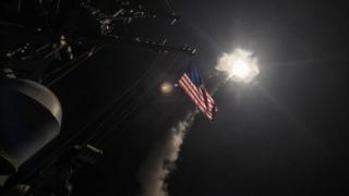 Ак үй эгерде химиялык курал колдонулса, Сирияга сокку уруу улана турганын билдирди.