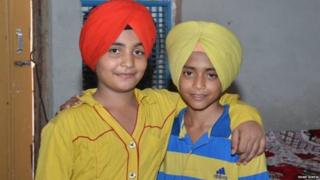 ਪਾਕਿਸਤਾਨ ਸਿੰਘ (ਖੱਬੇ) ਅਤੇ ਭਾਰਤ ਸਿੰਘ