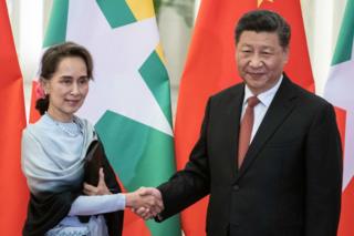 နိုင်ငံတော်အတိုင်ပင်ခံပုဂ္ဂိုလ် ဒေါ်အောင်ဆန်းစုကြည် ၂၀၁၉ မှာ တရုတ်နိုင်ငံ ဘေကျင်းမှာ တရုတ်သမ္မတနဲ့ တွေ့ဆုံစဉ်