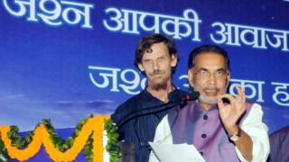 कार्यक्रम के दौरान केंद्रीय कृषि मंत्री राधा मोहन सिंह के पीछे खड़े हैं ज्यां द्रेज