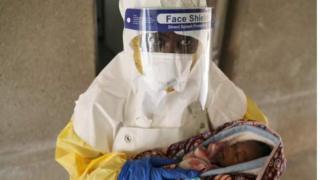 Abakozi bo muvyo amagara y'abantu barabandanya kugwanya iyo ngwara ya Ebola harimwo n'uyu yikeka ko uwo mwana afise umugera w'iyo ngwara