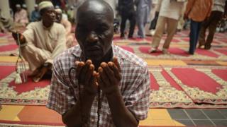 Pesin dey pray