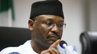 Mahmood Yakubu, umukuru w'akanama k'amatora ka Nigeria, atangaza iki cyemezo cyo gusubika amatora ya perezida n'ayabagize inteko inshingamategeko