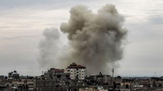 La fumée s'élève après un bombardement de l'armée égyptien le 9 février dans le Sinaï.