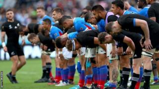Players bow after matches in Japan